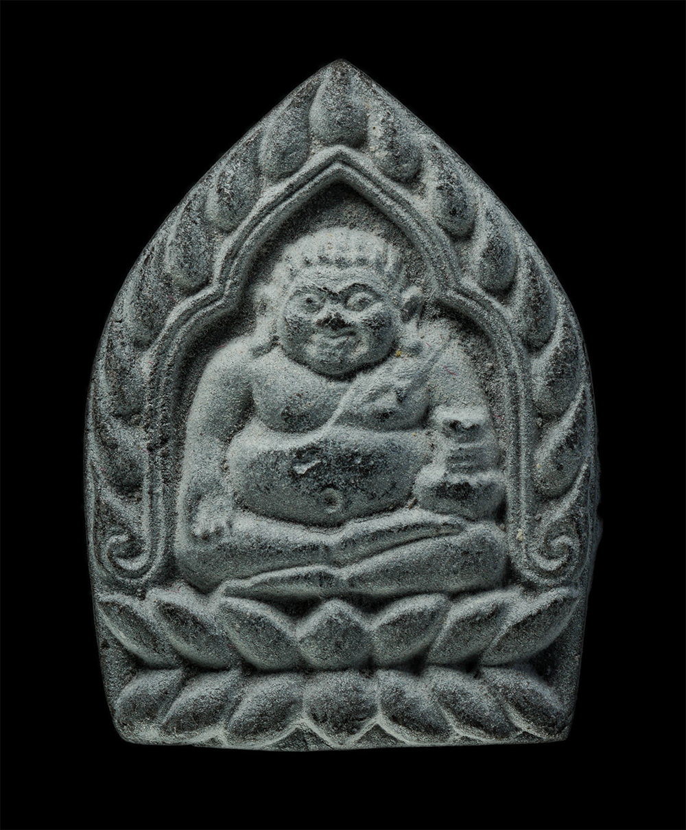 15Dec24 (69)p.jpg - พระสังกัจจายน์พิมพ์เจ้าสัว หลังยันต์กระบองไขว้ รุ่นเสาร์ 5 เจริญทรัพย์ หลวงพ่อพูลทรัพย์ กนฺตสีโล(พระครูวิมลศิลาภรณ์) วัดอ่างศิลา จ.ชลบุรี ปี2536 เนื้อ [..] | https://kamulet.in.th